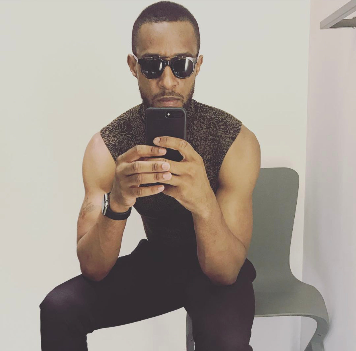 SLEEVELESS TURTLENECK